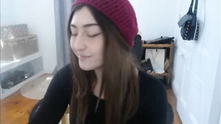 Kebabqueen Red Beanie stream (salad, bananas, etc)