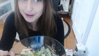 Kebabqueen Red Beanie stream (salad, bananas, etc)