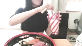 まゆげちゃん_(5)_お寿司正面